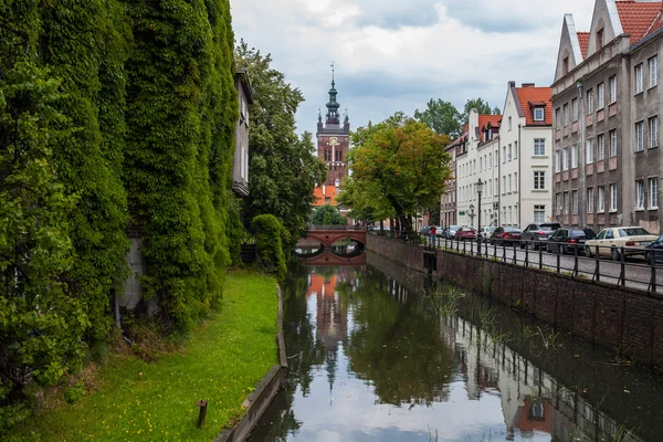 Utca és a Szent Katalin-templom — Stock Fotó