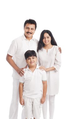 gülümseyen bir aile portresi