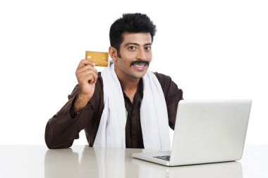 online kredi kartı ile alışveriş yapan bir erkek portresi