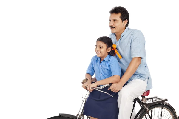 Mannen med sin dotter på en cykel — Stockfoto
