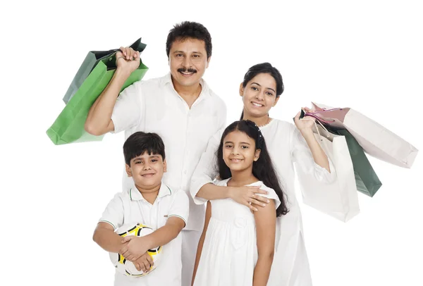 Retrato de uma família com sacos de compras — Fotografia de Stock