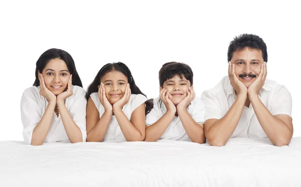 Retrato de uma família feliz — Fotografia de Stock