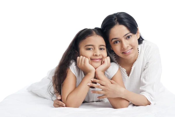 Portret van een vrouw die lacht met haar dochter — Stockfoto