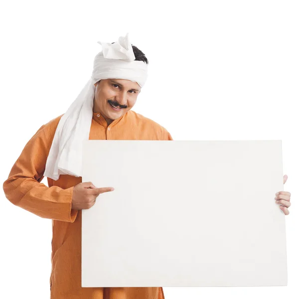 Retrato de um homem segurando um cartaz — Fotografia de Stock