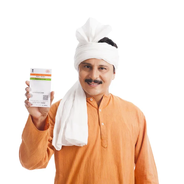 Podobizna muže, ukazující aadhaar kartu a s úsměvem — Stock fotografie