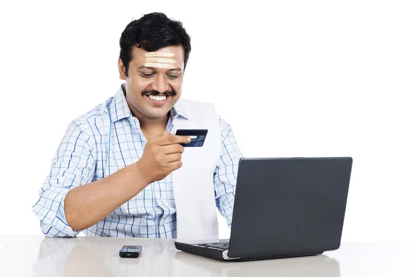 Hombre indio del sur haciendo compras en línea con una tarjeta de crédito —  Fotos de Stock