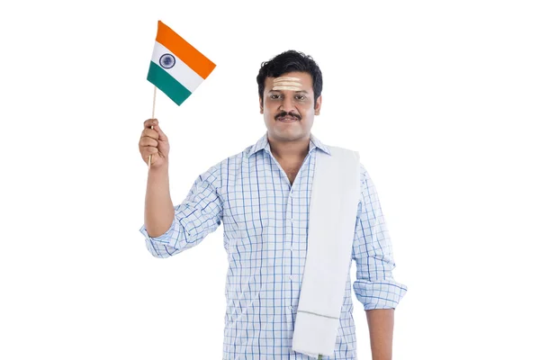 Portret van een Zuid-Indiase man houden nationale vlag van india — Stockfoto