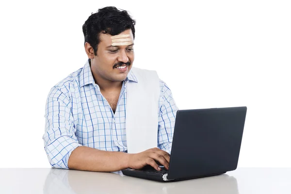 南印度人使用一台笔记本电脑 — 图库照片