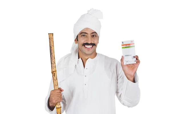 Retrato de un hombre mostrando una tarjeta Aadhaar y sonriendo — Foto de Stock