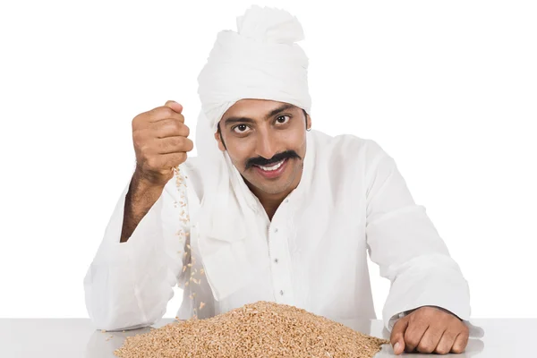 Retrato de un hombre sosteniendo trigo en su mano — Foto de Stock