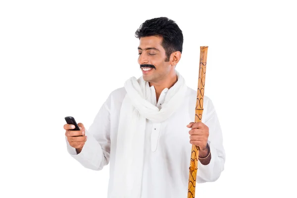Glimlachende man met behulp van een mobiele telefoon — Stockfoto