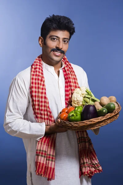 Retrato de un hombre llevando canasta de verduras —  Fotos de Stock