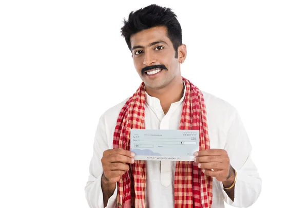 Retrato de un hombre mostrando un cheque bancario y sonriendo — Foto de Stock