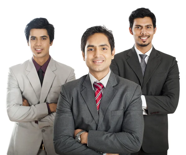 Retrato de três empresários de pé com os braços cruzados a — Fotografia de Stock