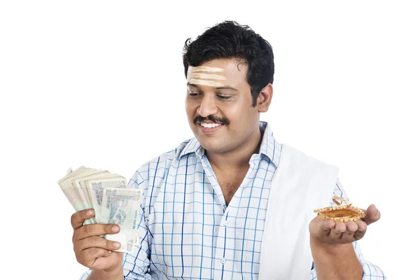 South Indian man holding money and gold bangle — Stock Photo, Image