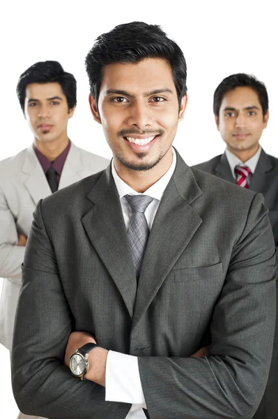 Porträt eines Geschäftsmannes, der mit seinen Kollegen im Bac lächelt — Stockfoto