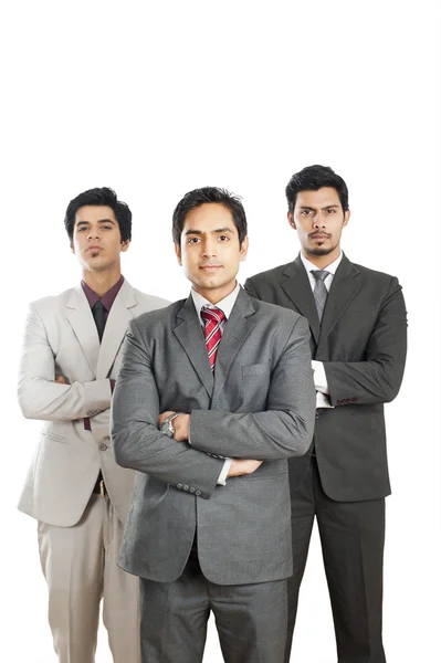 Портрет трех бизнесменов, стоящих со скрещенными руками — стоковое фото