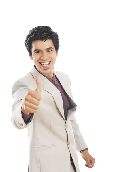 Retrato de un hombre de negocios mostrando pulgares hacia arriba signo y sonriendo — Foto de Stock