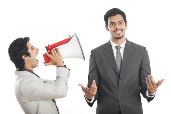 Podnikatel křičí na svého kolegu s megafon — Stock fotografie