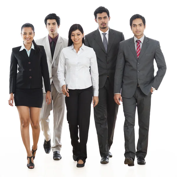 Retrato de cinco ejecutivos de negocios caminando — Foto de Stock