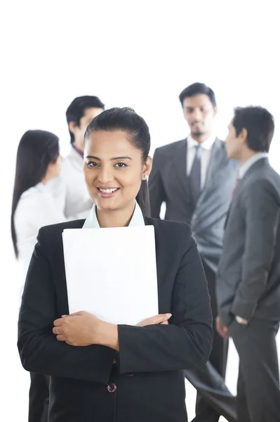 Retrato de una mujer de negocios sonriendo con sus colegas en el b — Foto de Stock