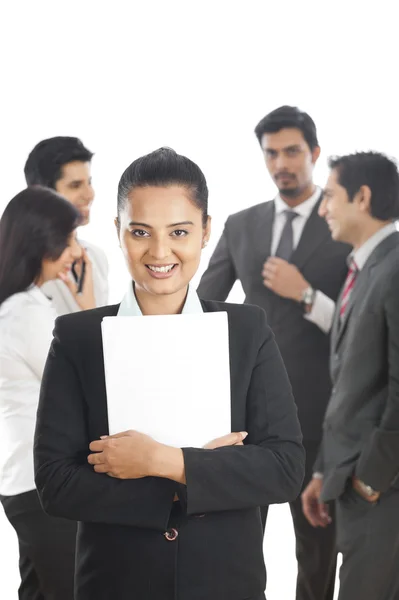 Retrato de una mujer de negocios sonriendo con sus colegas en el b — Foto de Stock