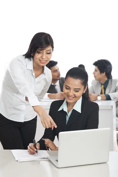 Twee vrouwelijke ondernemers werkzaam in het kantoor met hun collega's in — Stockfoto