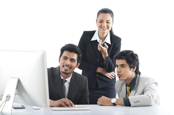 Ejecutivos de negocios que trabajan en PC de escritorio —  Fotos de Stock