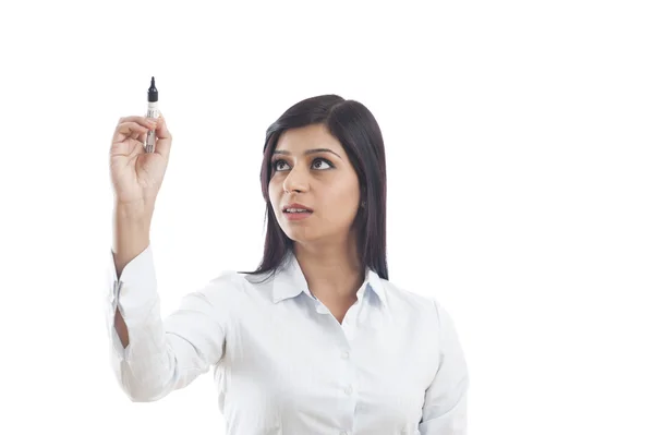 Businesswoman writing with a felt tip pen — Stock Photo, Image