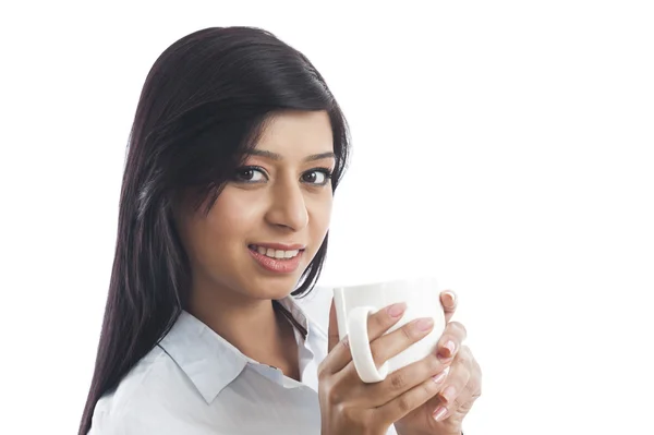 Портрет предпринимательницы, держащей чашку — стоковое фото