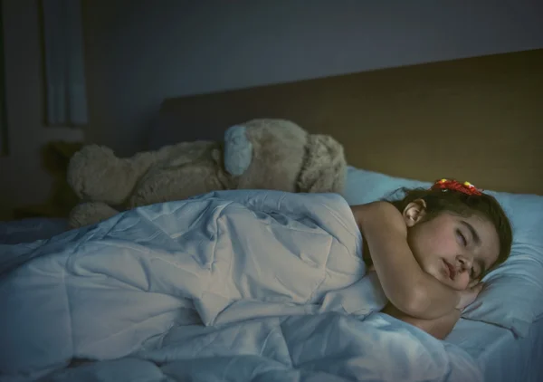 Menina dormindo na cama — Fotografia de Stock