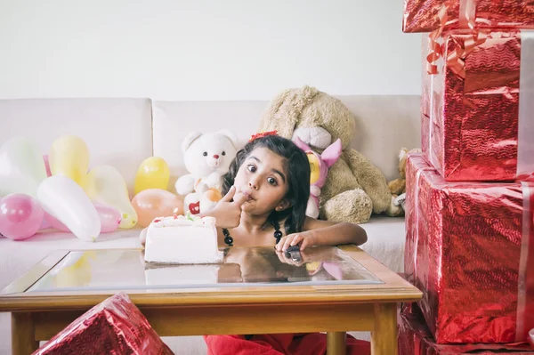 Mädchen isst eine Geburtstagstorte — Stockfoto