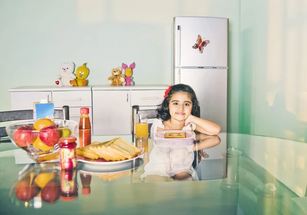 Retrato de una chica desayunando y sonriendo — Foto de Stock