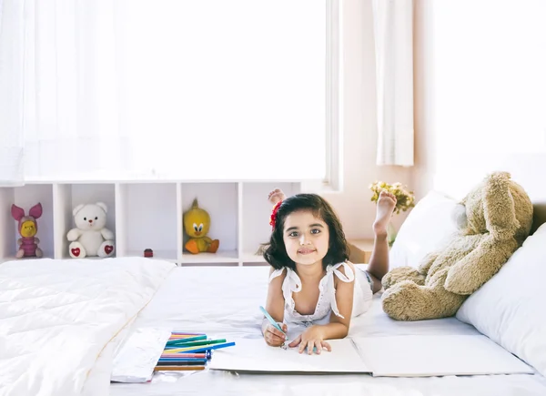 Retrato de uma menina fazendo um desenho — Fotografia de Stock