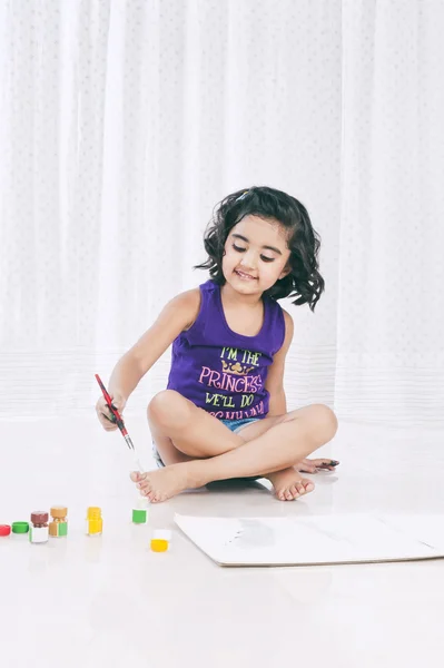 Girl painting with water colors — Stock Photo, Image