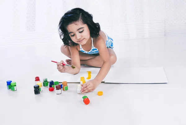Flicka måla med vatten färger — Stockfoto