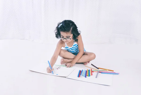Κορίτσι που κάνετε ένα σχέδιοtjej att göra en ritning — Stockfoto