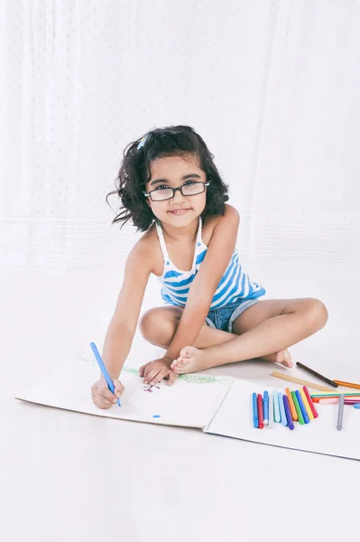 Retrato de una chica haciendo un dibujo y sonriendo —  Fotos de Stock