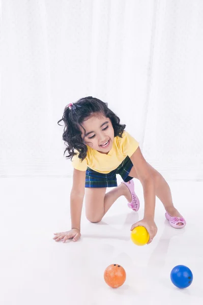 Κορίτσι παίζει με τις μπάλες — Φωτογραφία Αρχείου