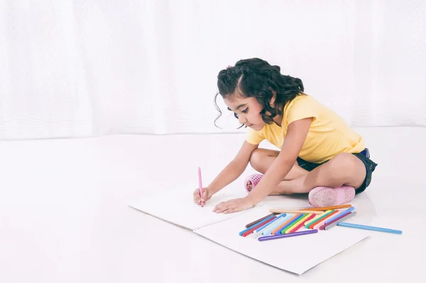 Chica haciendo un dibujo — Foto de Stock