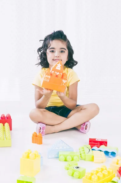 Portretul unei fete care se joacă cu blocuri de construcție — Fotografie, imagine de stoc