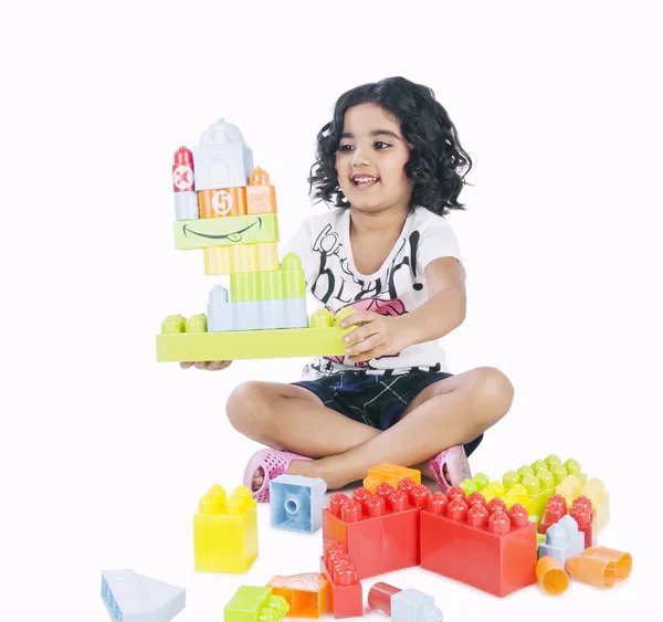Dívka si hraje s stavební bloky — Stock fotografie