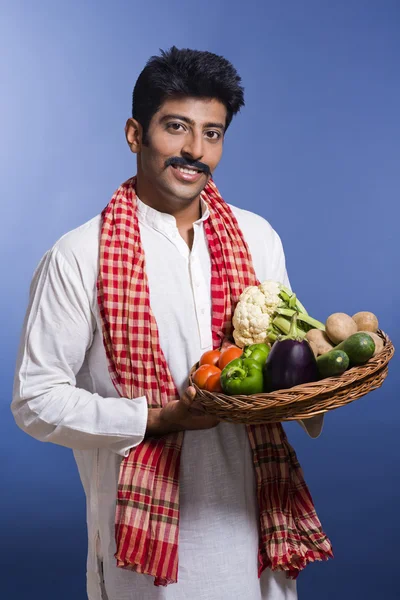 Retrato de um homem carregando cesta de legumes Imagens De Bancos De Imagens