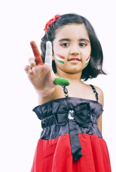 她的手指上的女孩显示三色旗的肖像 免版税图库图片