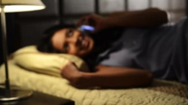 Kadın cep telefonuyla konuşuyor.