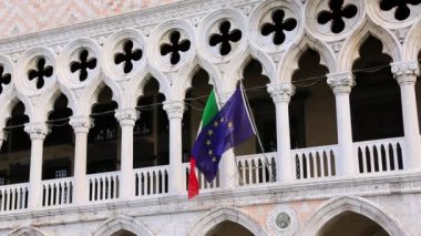 Bir cephe Doge Sarayı bayrakları
