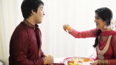 Kız kardeşim için tatlılar besleme