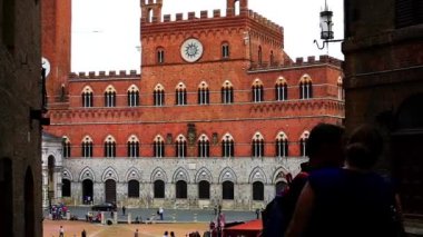 İnsanlar bir merkez Siena şehir meydanında