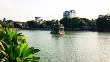 Tapınak ortasında bir su birikintisi