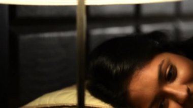 Genç kadın kısa mesaj atıyor